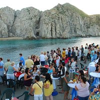 Recorre la bahia de Cabo san Lucas en el catamaran mas grande de Los Cabos en un tour que te llevara a ver la puesta de sol con musica en vivo.