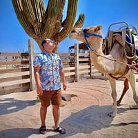 ¿Para quién se recomienda el tour en camello en Los Cabos? Este tour en camello en Los Cabos es perfecto para parejas, familias con niños mayores de 5 años y grupos de amigos que buscan una experiencia diferente y divertida. También es una excelente opción si te interesa la fotografía o aprender sobre el ecosistema local. 📷🌵