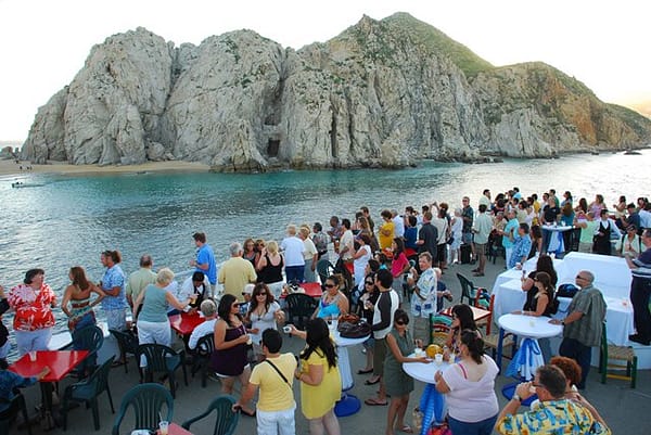 Recorre la bahia de Cabo san Lucas en el catamaran mas grande de Los Cabos en un tour que te llevara a ver la puesta de sol con musica en vivo.